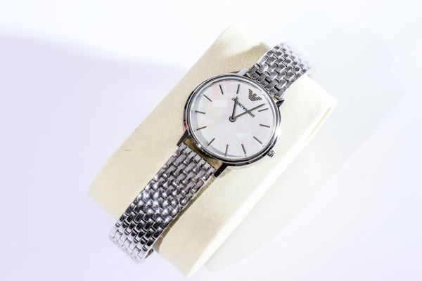 שעון יד Emporio Armani לאישה, לוח אם הפנינה בדוגמת הרינגבון