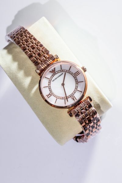 שעון יד Emporio Armani משובץ לאישה, לוח אם הפנינה עם טבעת קריסטלים, גוון רוז גולד