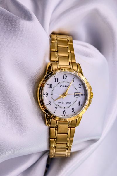 שעון יד Casio לאישה, לוח לבן עם ספרות, תאריך