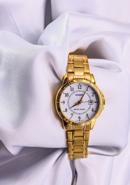 שעון יד Casio לאישה, לוח לבן וגוון זהב