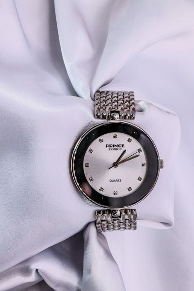 שעון יד Prince Fashion לאישה, לוח כסוף ומסגרת שחורה