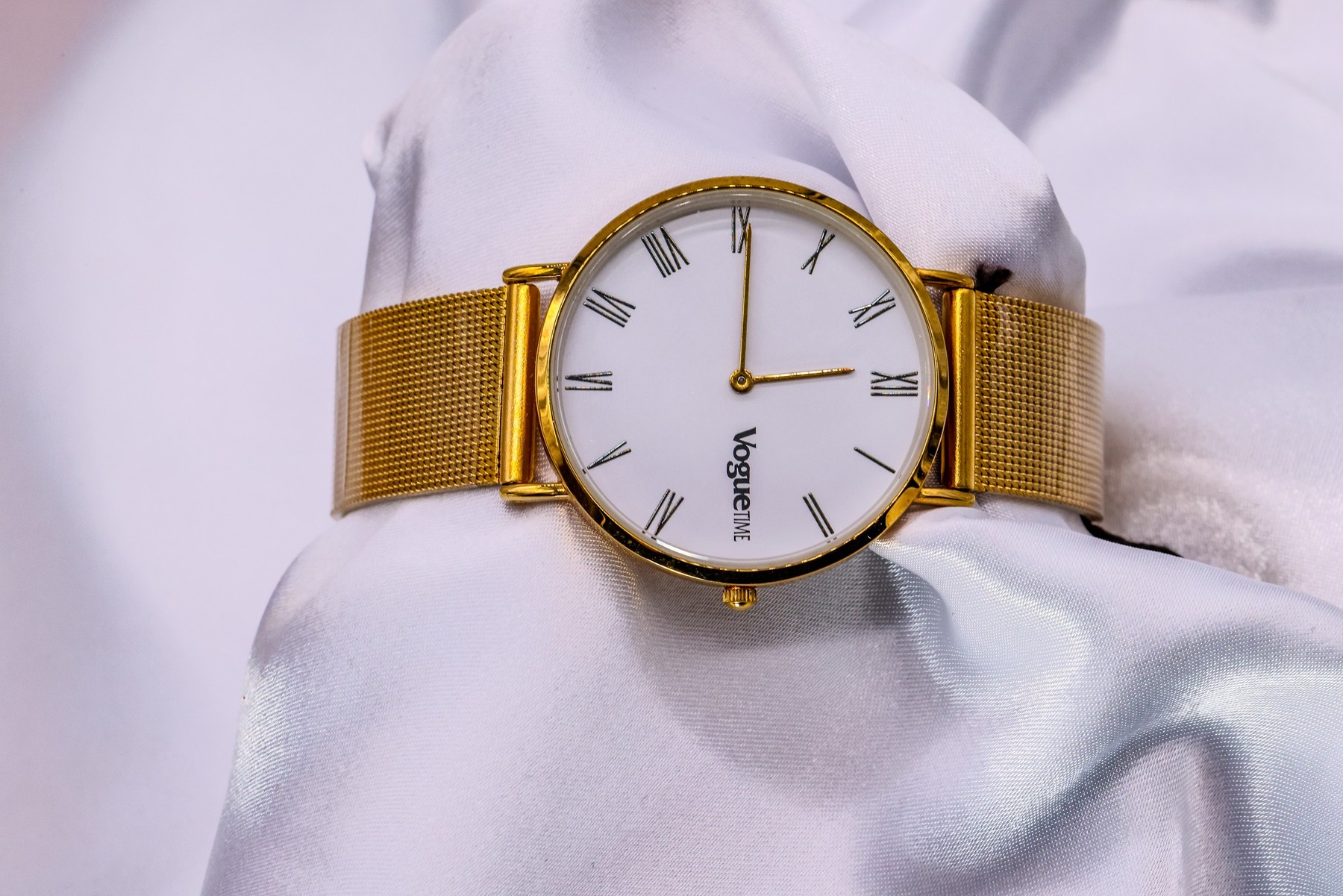 שעון יד Vogue Time לאישה, לוח לבן עם ספרות רומיות, רצועת רשת זהובה