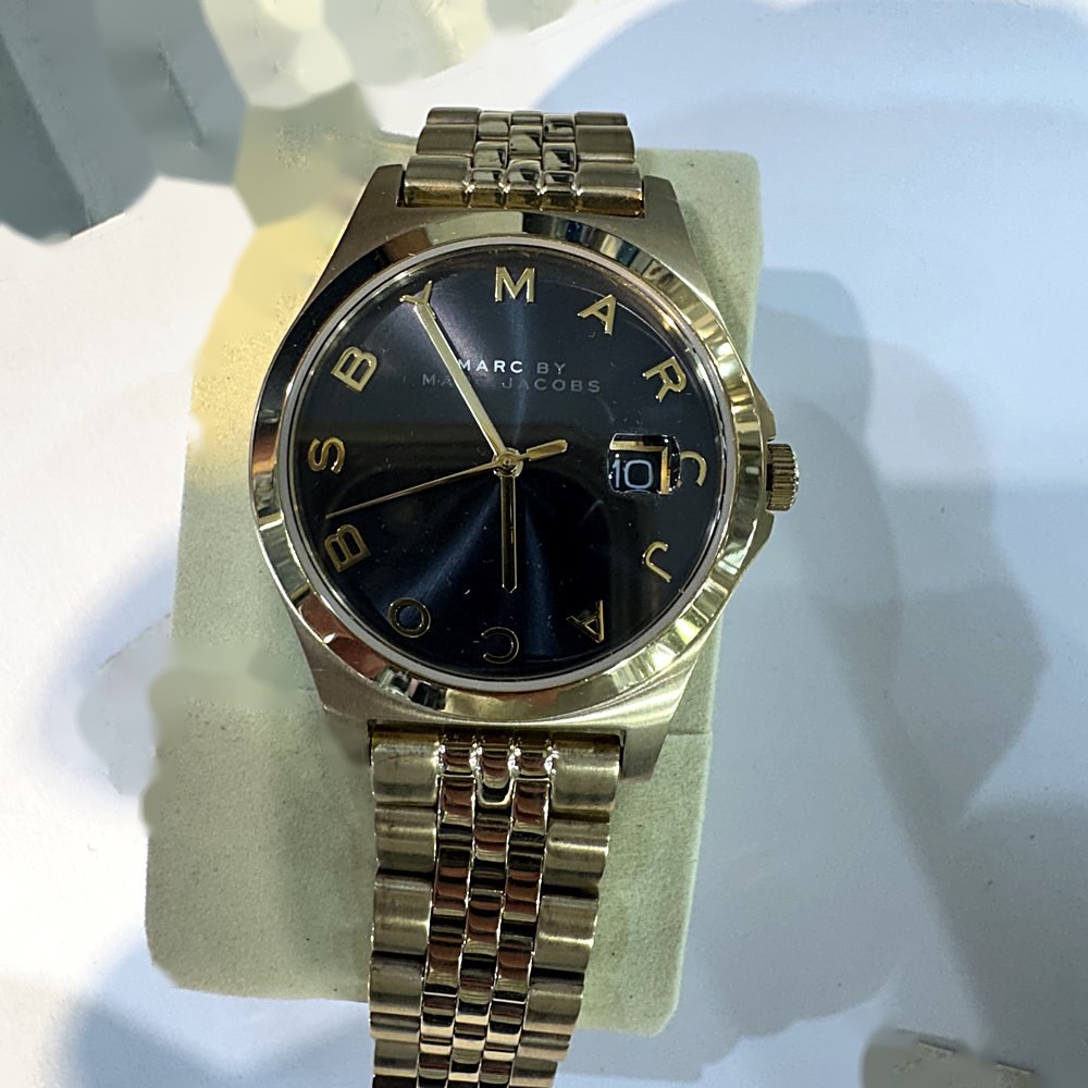שעון Marc by Marc Jacobs לאישה, לוח שחור וזהב