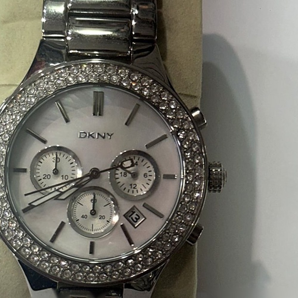 שעון DKNY לאישה, לוח אם הפנינה ומסגרת קריסטלים